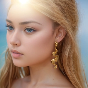 Boucles d'oreilles pendantes en acier inoxydable plaqué or 18 carats sur modèle