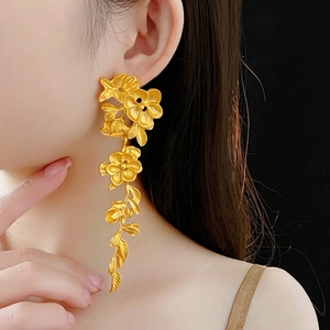 Boucles d'oreilles élégantes en or avec fleurs et feuilles au fini mat vintage