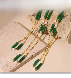 Détail des perles d'aventurine verte sur une chaîne en acier inoxydable plaqué or PVD
