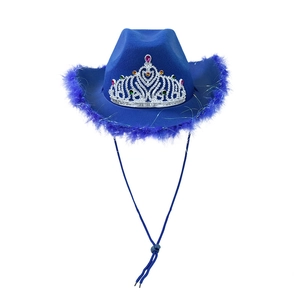 Sombrero vaquero azul marino con plumas, corona plateada con gemas de colores y cordón azul
