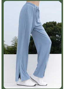 Detalle de pantalones acampanados azul claro de tiro alto con abertura y cordón
