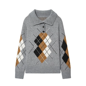 Maglione polo grigio a maglia con motivo a rombi e maniche lunghe su sfondo bianco puro