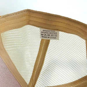 Detailansicht der Innenseite der Mesh-Trucker-Kappe mit Materialpflegeetikett