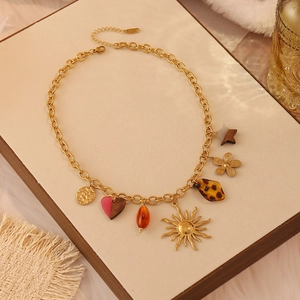 Collana in acciaio al titanio dorato con pendenti leopardati e ciondoli a forma di sole
