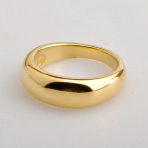 Dettaglio dell'anello placcato oro lucido con il marchio dell'argento 925 all'interno