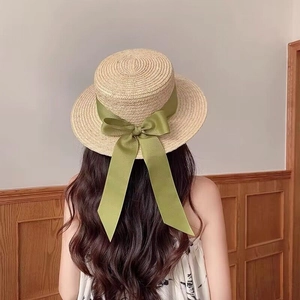 Chapeau de paille canotier avec ruban de soie vert pour femmes en vacances à la mer