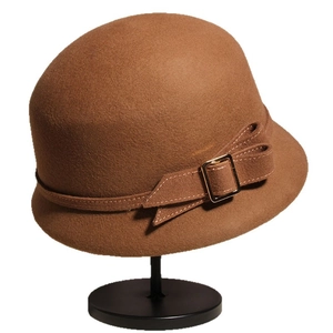 Chapeau cloche vintage en laine marron caramel avec nœud et boucle dorée élégante