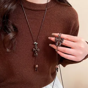 Collier Long Pendentif Vintage Léopard Noeud Papillon Croix Alliage Bois Pierre Perles Retro Y Forme Chaîne Pull Femme