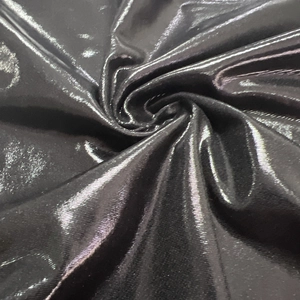Detailaufnahme von dunkelgrauem Metallic-Stoff mit glattem Fall und glänzender Textur