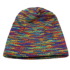 Gros plan du motif en tricot arc-en-ciel sur le bonnet d'hiver chaud à double couche