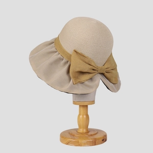 Elegante cappello da sole da donna a tesa larga con cupola intrecciata e fiocco giallo