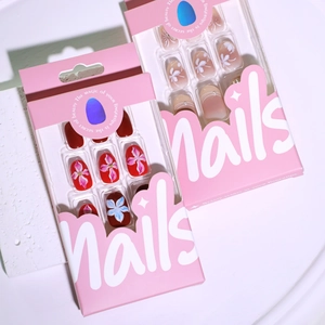 Unghie finte corte tonde bordeaux con fiori 3D e sfumatura nude in confezione rosa