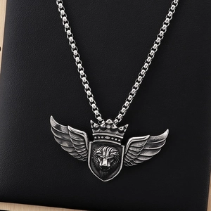 Détails du pendentif tête de lion rétro en acier inoxydable avec couronne et ailes
