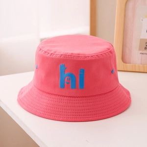 Gros plan du chapeau rose avec lettrage hi bleu et coutures renforcées sur le bord