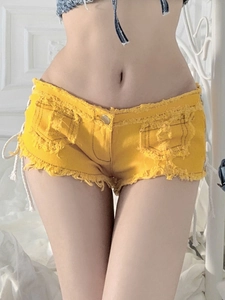 Gelbe Jeans-Shorts mit niedriger Taille, ausgefransten Kanten und seitlicher Schnürung