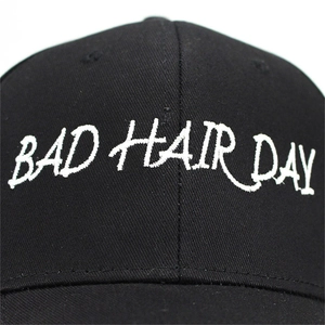 Casquette de baseball en coton noir avec broderie BAD HAIR DAY blanche et bride réglable