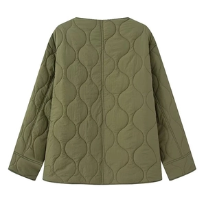 Detailansicht der militärgrünen Steppjacke mit klassischen wellenförmigen Nähten