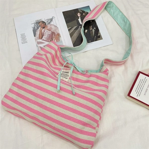Détail du sac cabas rayé rose et beige avec doublure vert menthe et étiquette de marque tissée