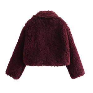 Giacca corta in ecopelliccia color rosso vino scuro con texture peluche e maniche lunghe
