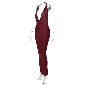 Détail de la robe dos nu bordeaux à col en V profond montrant le tissu brillant satiné