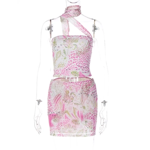 Détail du haut dos nu rose et de la jupe avec motifs de fleurs, léopard et papillons