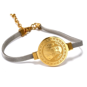 Dettaglio medaglia San Benito 18K su cinturino in maglia d'argento religioso