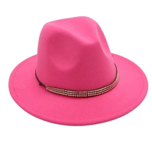 Détail d'un chapeau fedora en laine rose avec décoration de perles or rose à trois rangs