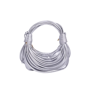 Sac à main tissé en corde argentée avec silhouette demi-lune et embouts métalliques