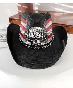 Détail d'un chapeau de cowboy noir tressé avec imprimé tête de mort et chaîne argentée