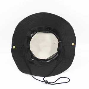 Vue détaillée du chapeau de soleil noir avec doublure en maille et cordon de serrage