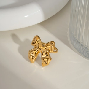 Bague nœud dorée minimaliste au design de lave fluide et finition métallique polie