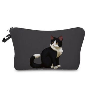 Dettaglio di una trousse grigia in tessuto con stampa di gatto e maniglia nera
