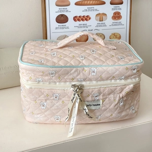 Detailaufnahme der gesteppten Kosmetiktasche mit Hasenmuster und Schleife am Reißverschluss