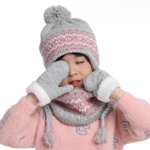 Dettaglio della calda fodera in pile sul set grigio invernale con cappello, sciarpa e guanti