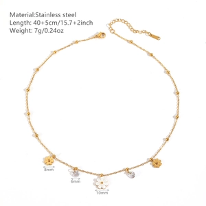 Collier marguerite dorée en acier inoxydable avec cristaux sur fond blanc