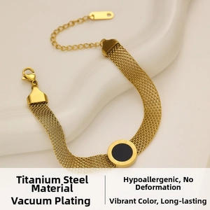 Vue macro détaillée du bracelet en maille dorée avec pendentif à chiffres romains