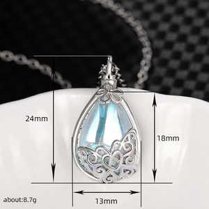 Collana con ciondolo a farfalla e fiore traforato con pietra di luna blu radiosa