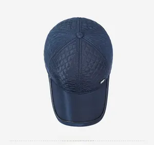 Vue de dessus d'une casquette de baseball bleue matelassée pour homme avec logo métal