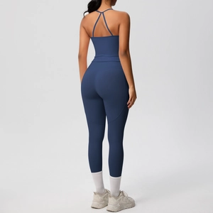 Détail de l'ensemble de sport bleu foncé avec haut à bretelles croisées et legging taille haute