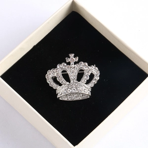 Silberne Kronenbrosche mit funkelnden Kristallen auf schwarzem Samt in Geschenkbox