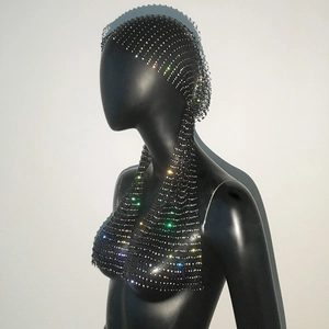 Détail d'un ensemble turban et haut dos nu en maille noire avec strass colorés brillants