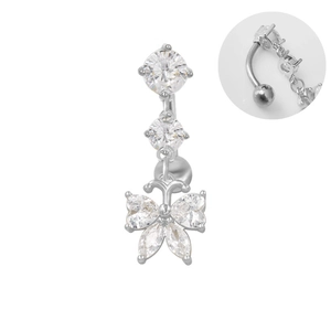 Détail de piercing nombril papillon en argent orné de cristaux de zircone brillants
