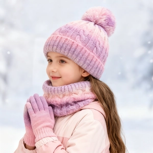 Detailansicht des Kinder-Stricksets in Pink-Lila-Farbverlauf mit Bommel und Schal