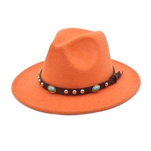 Détail du chapeau de feutre orange avec ruban en cuir, rivets et pierres de turquoise