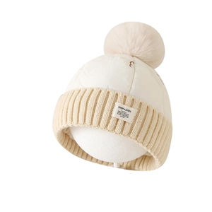 Bonnet d'hiver tricoté pour bébé avec broderie d'ours, pompon en fourrure et cache-oreilles