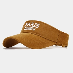 Dettaglio del ricamo PARIS FRENCH su una visiera parasole in cotone marrone