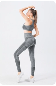 Détail de l'ensemble de yoga gris sans couture avec legging taille haute et tissu mesh