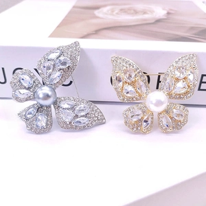 Broches papillon exquises en perles dorées et argentées avec détails en cristal