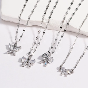Lot de quatre pendentifs papillon en argent avec zircon brillant sur chaînes en métal