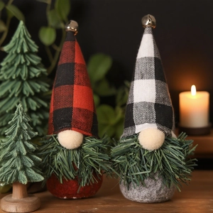 Détail de gnomes de Noël avec chapeaux à carreaux et barbes en aiguilles de pin